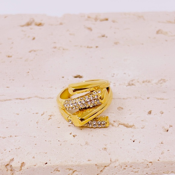 Elegant Gold Women's Ring